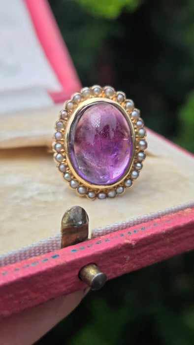6395: Vintage: 18ct Gold "Carbuncle" Lilac Amethysts 28 Seed Pearls Ring