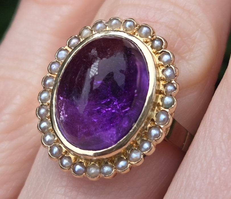 6395: Vintage: 18ct Gold "Carbuncle" Lilac Amethysts 28 Seed Pearls Ring