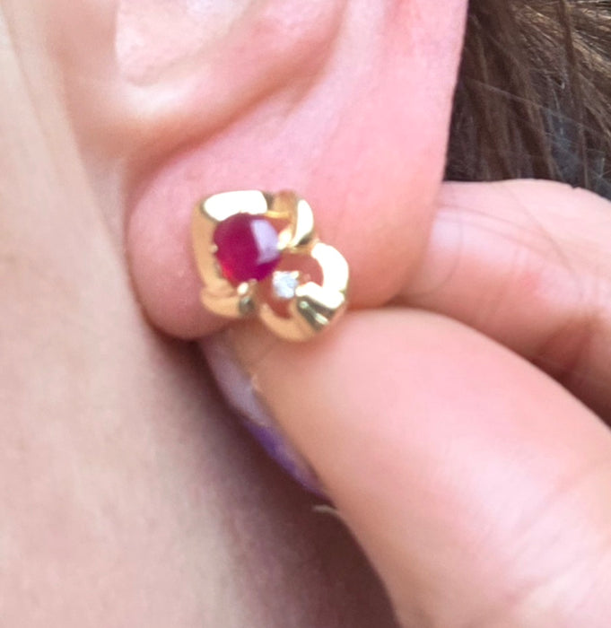 2934- Vintage 18ct Gold Ruby Diamonds Stud Earrings