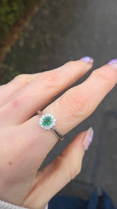 6434: Vintage: 18ct White Gold Emerald 12 Diamonds Ring