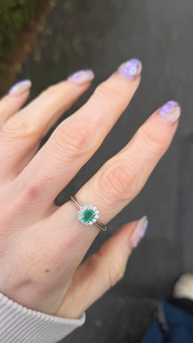 6434: Vintage: 18ct White Gold Emerald 12 Diamonds Ring
