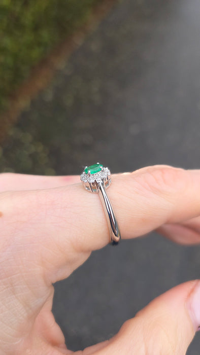 6434: Vintage: 18ct White Gold Emerald 12 Diamonds Ring