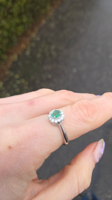 6434: Vintage: 18ct White Gold Emerald 12 Diamonds Ring