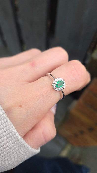 6434: Vintage: 18ct White Gold Emerald 12 Diamonds Ring