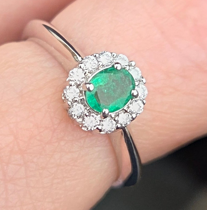 6434: Vintage: 18ct White Gold Emerald 12 Diamonds Ring