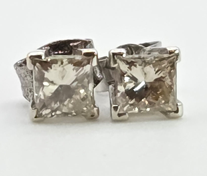 2971: Vintage 18ct White Gold Princess Cut Diamonds Stud Earrings