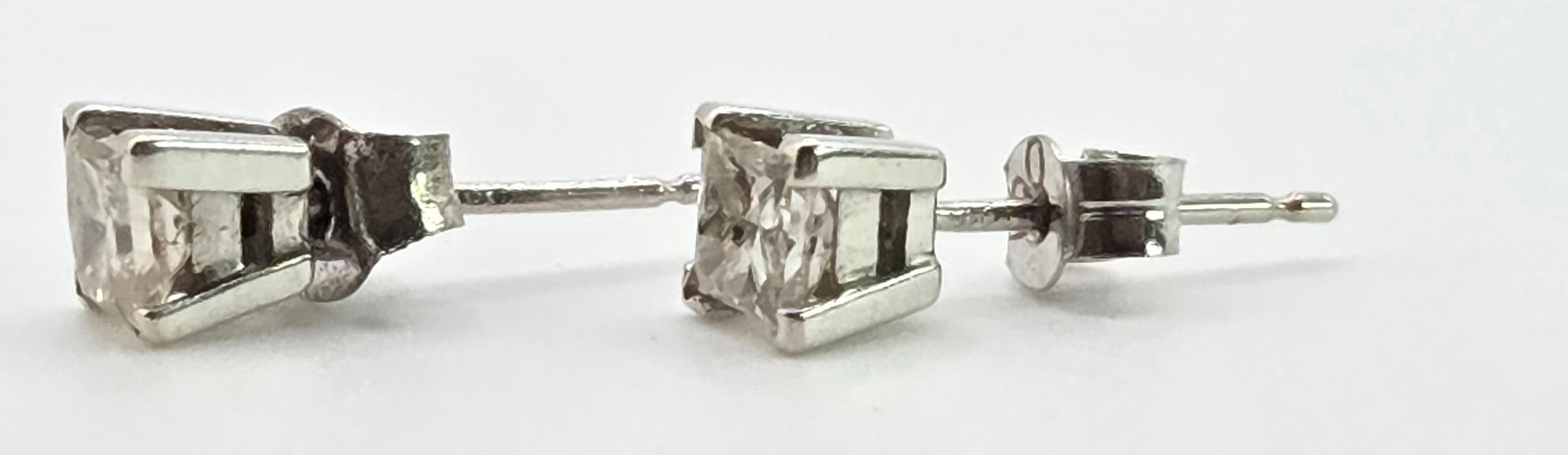 2971: Vintage 18ct White Gold Princess Cut Diamonds Stud Earrings