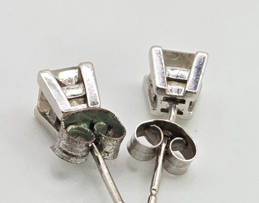 2971: Vintage 18ct White Gold Princess Cut Diamonds Stud Earrings