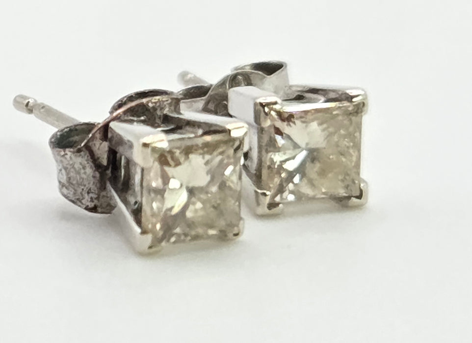2971: Vintage 18ct White Gold Princess Cut Diamonds Stud Earrings