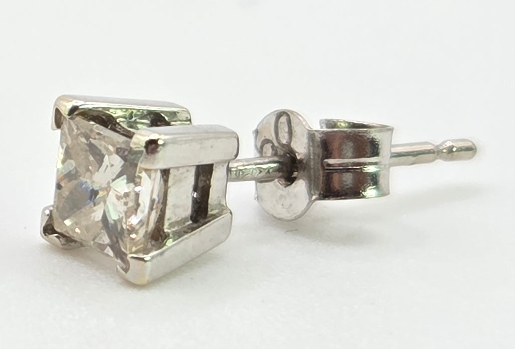2971: Vintage 18ct White Gold Princess Cut Diamonds Stud Earrings