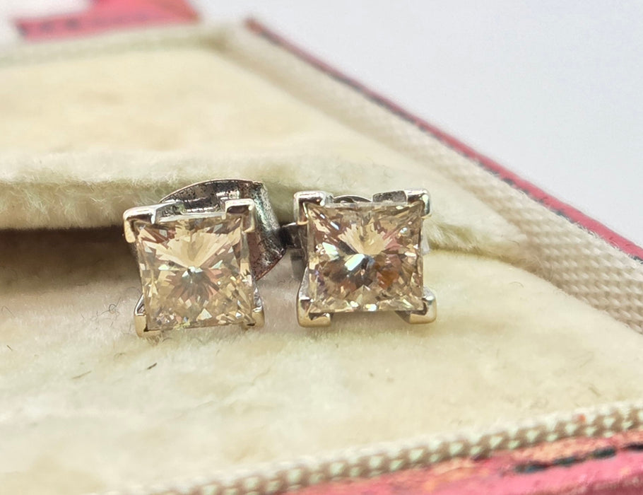 2971: Vintage 18ct White Gold Princess Cut Diamonds Stud Earrings