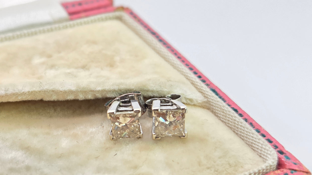2971: Vintage 18ct White Gold Princess Cut Diamonds Stud Earrings