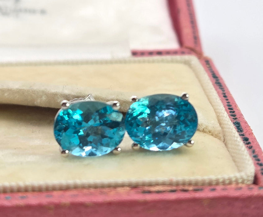 2979: Vintage 18ct White Gold Blue Zircon Stud Earrings