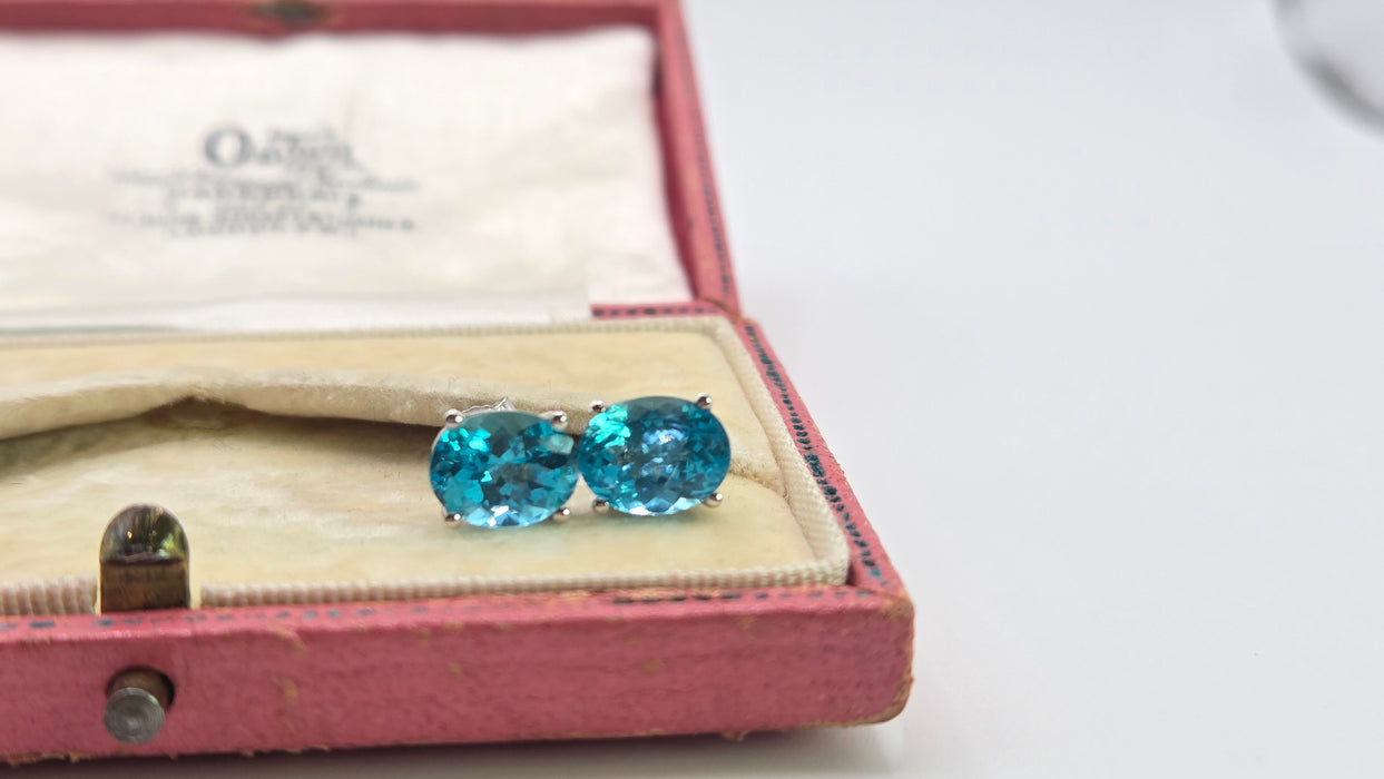2979: Vintage 18ct White Gold Blue Zircon Stud Earrings