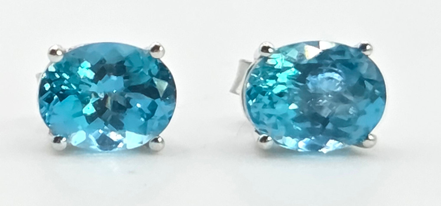 2979: Vintage 18ct White Gold Blue Zircon Stud Earrings