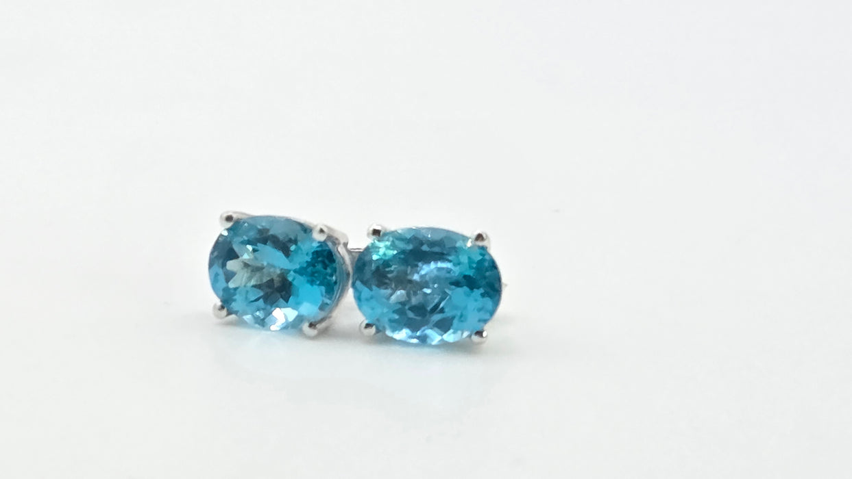 2979: Vintage 18ct White Gold Blue Zircon Stud Earrings