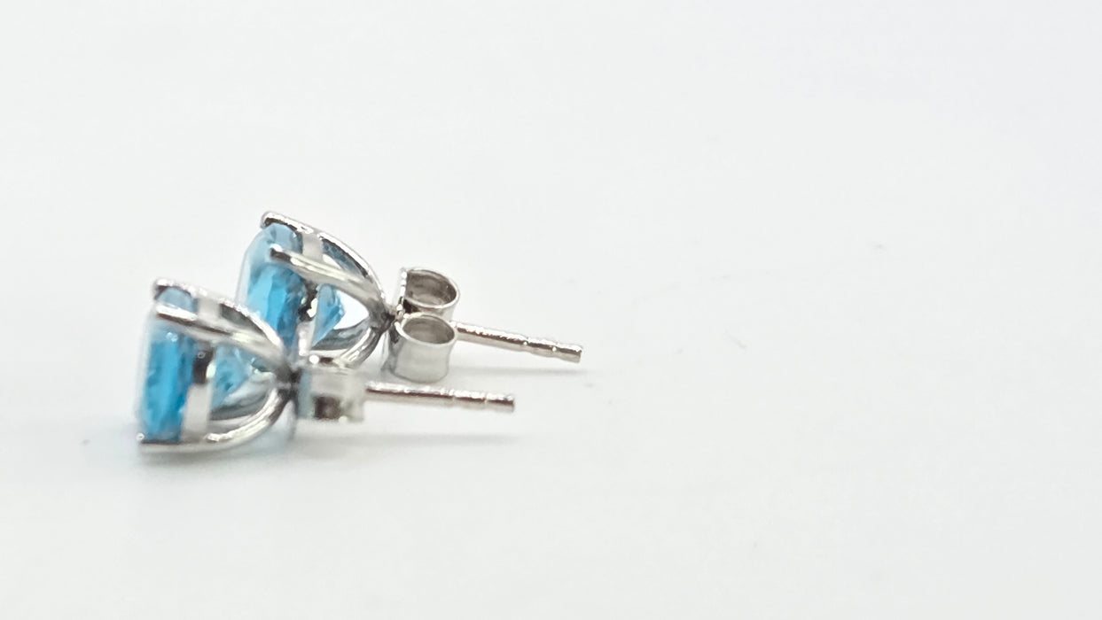 2979: Vintage 18ct White Gold Blue Zircon Stud Earrings
