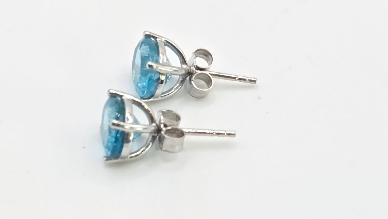 2979: Vintage 18ct White Gold Blue Zircon Stud Earrings