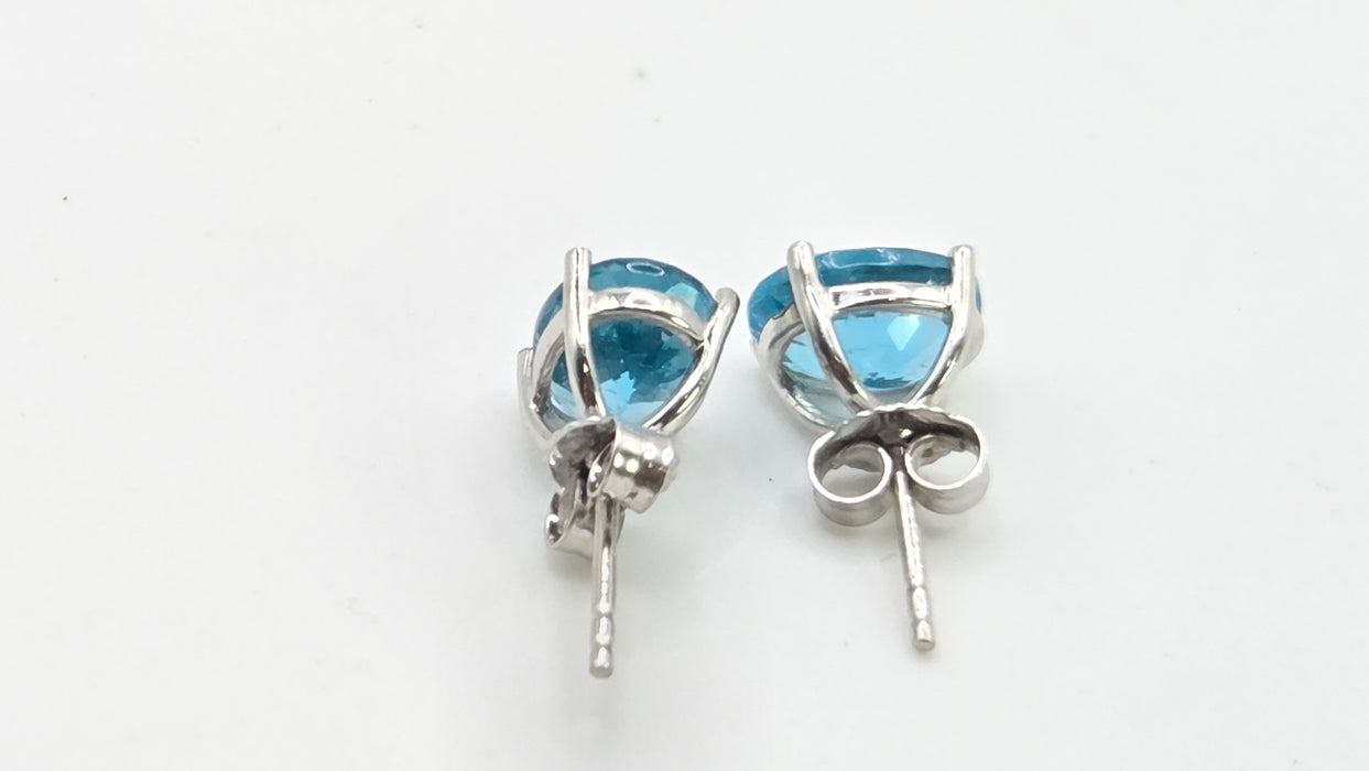 2979: Vintage 18ct White Gold Blue Zircon Stud Earrings