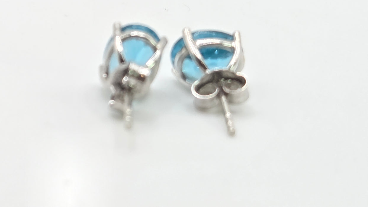 2979: Vintage 18ct White Gold Blue Zircon Stud Earrings