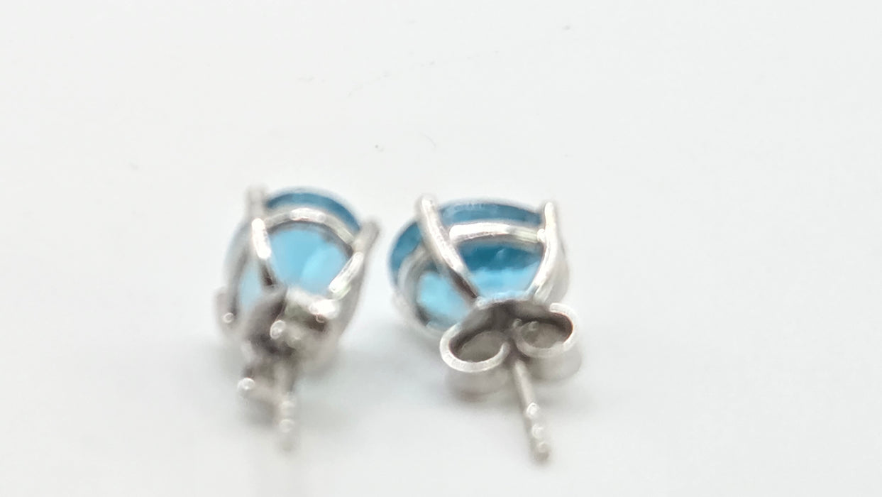2979: Vintage 18ct White Gold Blue Zircon Stud Earrings