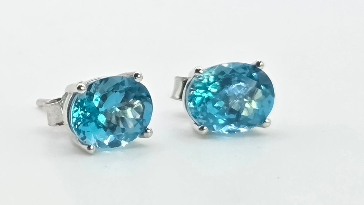 2979: Vintage 18ct White Gold Blue Zircon Stud Earrings