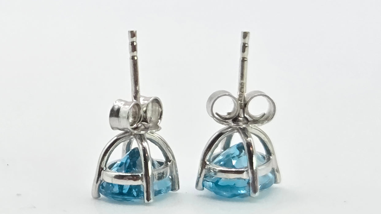 2979: Vintage 18ct White Gold Blue Zircon Stud Earrings
