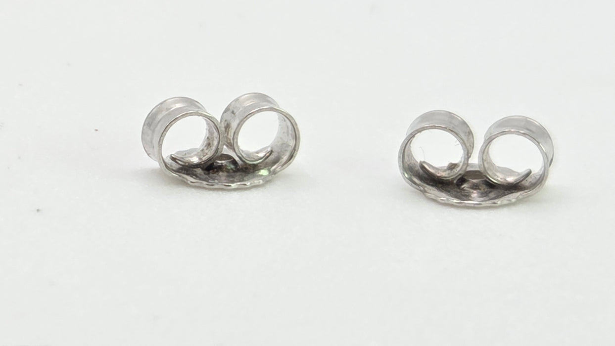 2979: Vintage 18ct White Gold Blue Zircon Stud Earrings