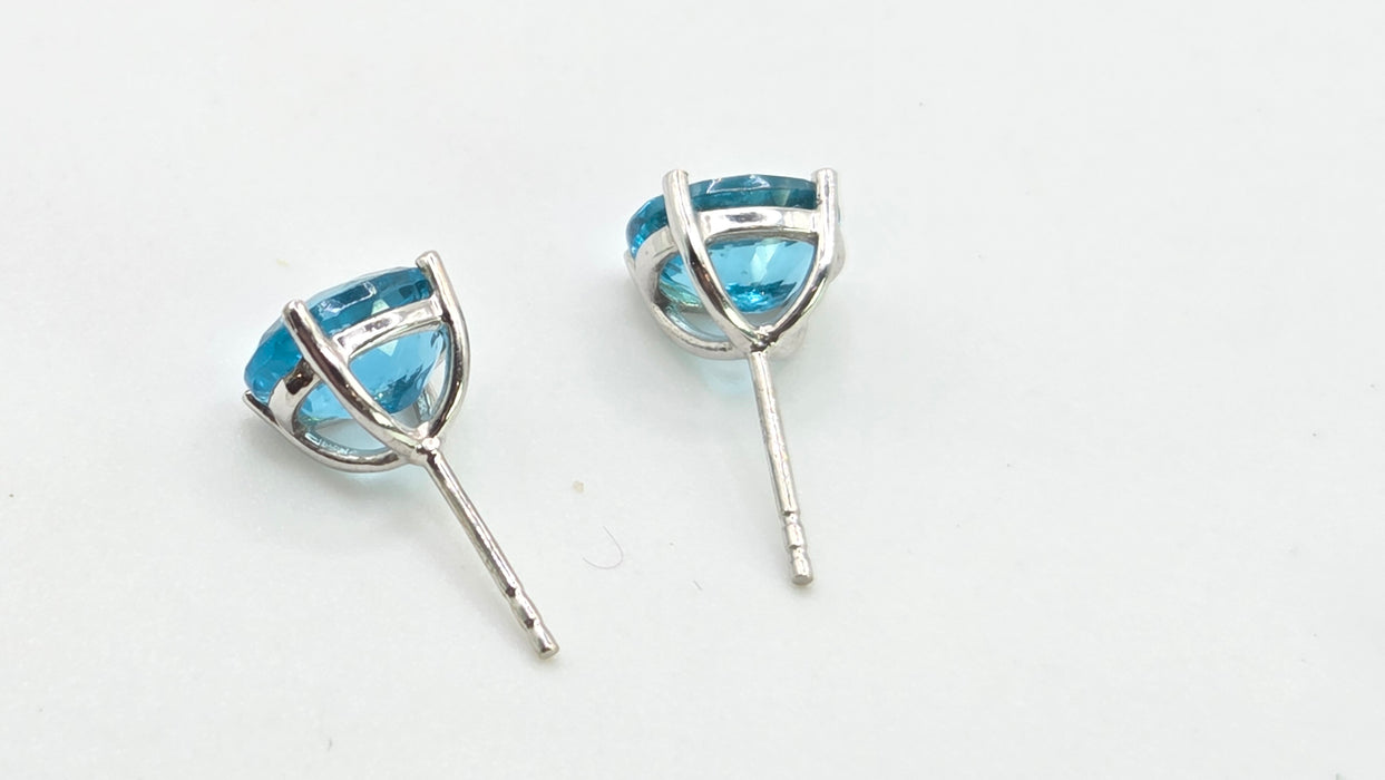 2979: Vintage 18ct White Gold Blue Zircon Stud Earrings