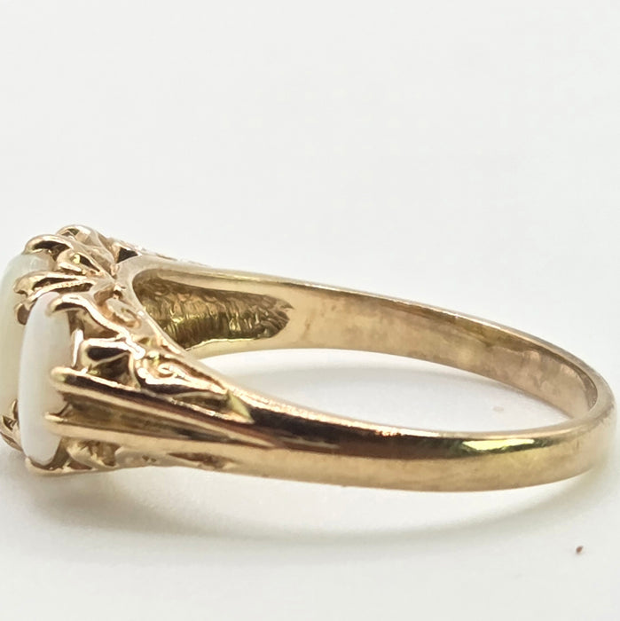2983: Vintage Classic 9ct Gold White Opals Trilogy Rimg