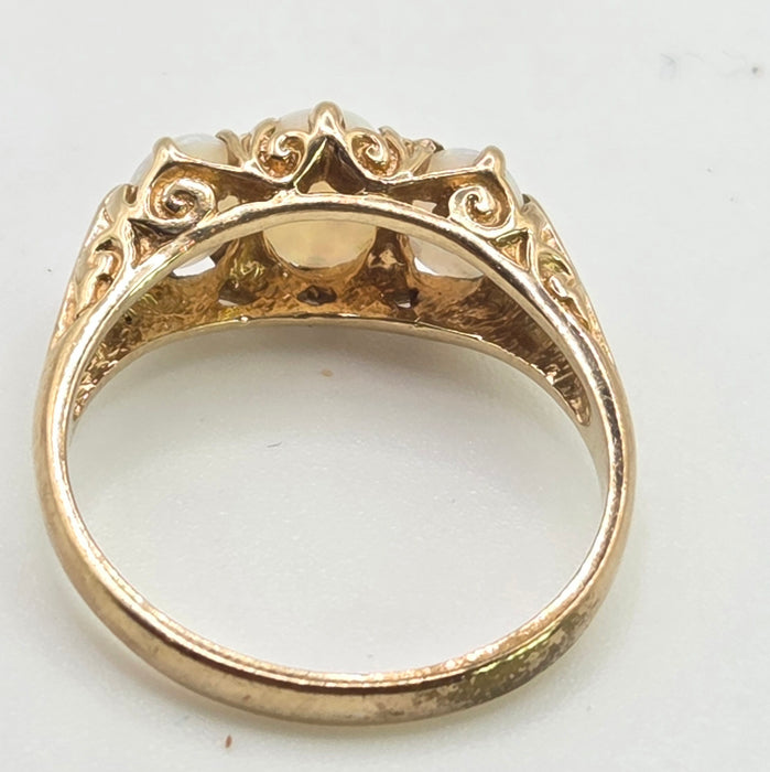 2983: Vintage Classic 9ct Gold White Opals Trilogy Rimg