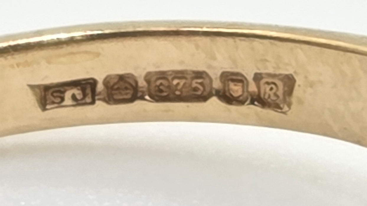 2983: Vintage Classic 9ct Gold White Opals Trilogy Rimg
