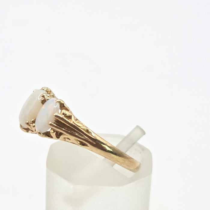 2983: Vintage Classic 9ct Gold White Opals Trilogy Rimg
