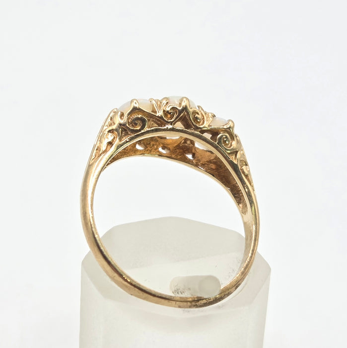2983: Vintage Classic 9ct Gold White Opals Trilogy Rimg