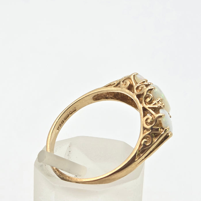 2983: Vintage Classic 9ct Gold White Opals Trilogy Rimg