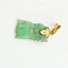 Load image into Gallery viewer, 0847: Vintage 9ct Gold Carved Green Jade Pendant
