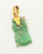 Load image into Gallery viewer, 0847: Vintage 9ct Gold Carved Green Jade Pendant
