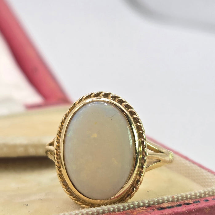 2843: Vintage 9ct Gold Oval Cabochon Opal Solitaires Ring