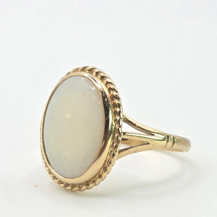 2843: Vintage 9ct Gold Oval Cabochon Opal Solitaires Ring