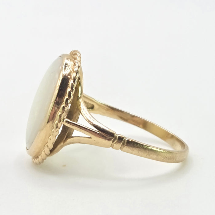 2843: Vintage 9ct Gold Oval Cabochon Opal Solitaires Ring