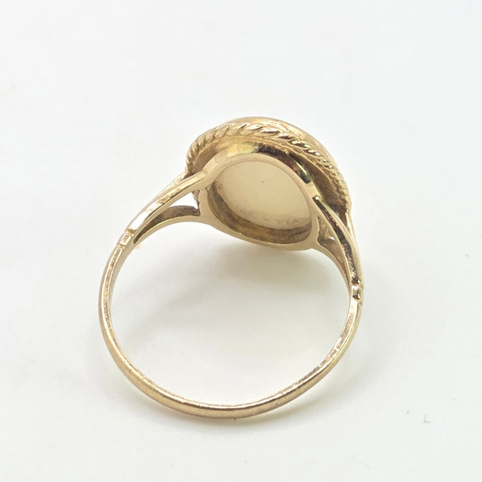 2843: Vintage 9ct Gold Oval Cabochon Opal Solitaires Ring