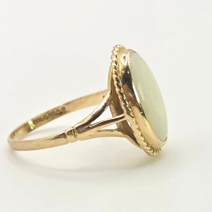2843: Vintage 9ct Gold Oval Cabochon Opal Solitaires Ring