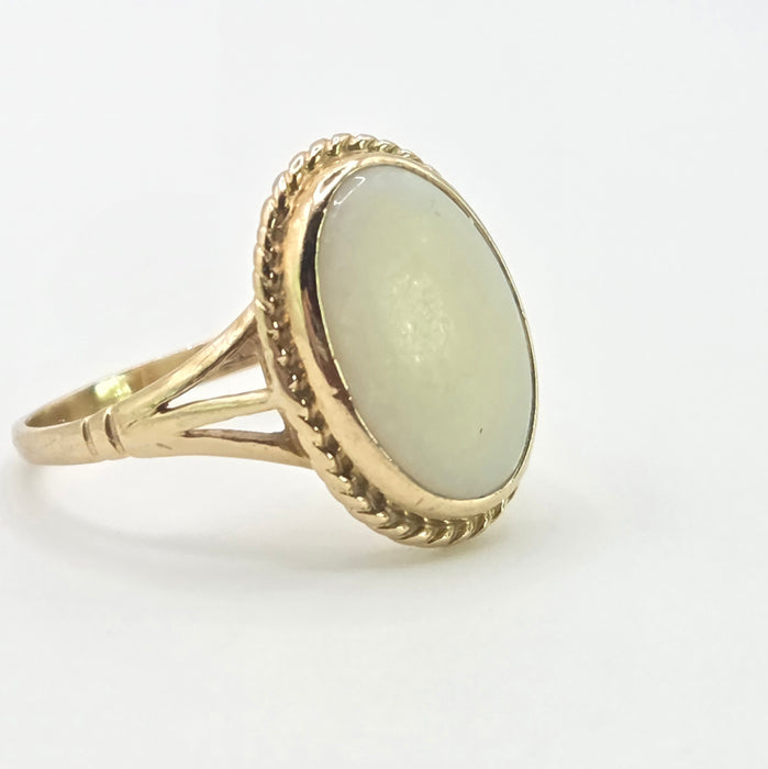 2843: Vintage 9ct Gold Oval Cabochon Opal Solitaires Ring