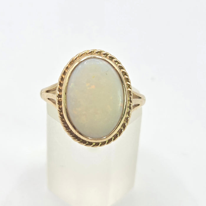 2843: Vintage 9ct Gold Oval Cabochon Opal Solitaires Ring