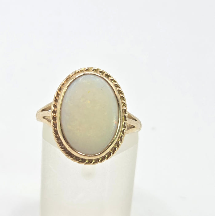 2843: Vintage 9ct Gold Oval Cabochon Opal Solitaires Ring