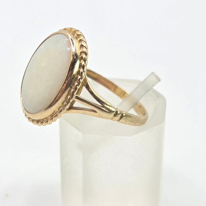 2843: Vintage 9ct Gold Oval Cabochon Opal Solitaires Ring
