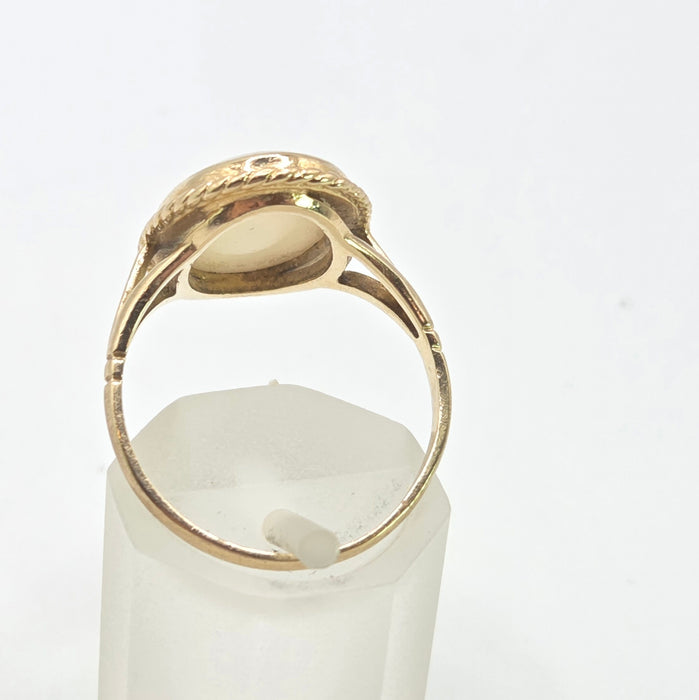 2843: Vintage 9ct Gold Oval Cabochon Opal Solitaires Ring
