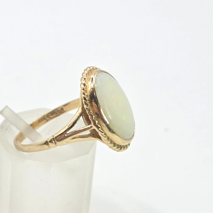 2843: Vintage 9ct Gold Oval Cabochon Opal Solitaires Ring