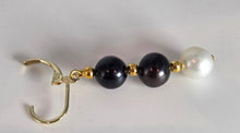 Load image into Gallery viewer, 2982: Vintage 14ct Gold  Black &amp; White Cultured Pearls Drop Dangle Earrings
