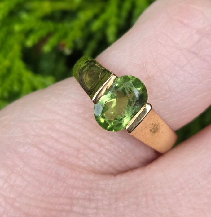 6407 Vintage 18ct Gold Peridot Solitaire Dress/Stacker Ring- Exquisite